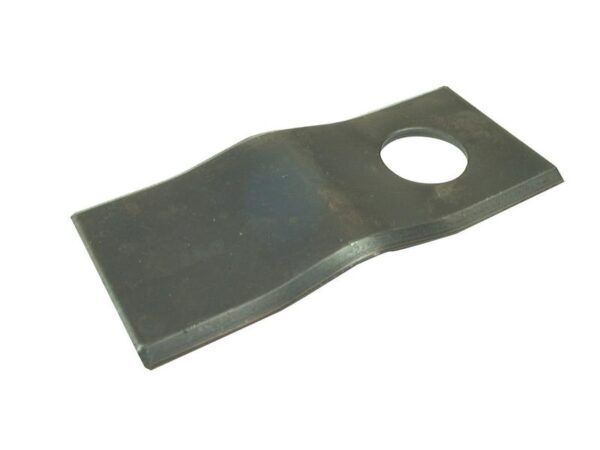 Kniv - Buet - 106 x 47x3mm - Hul Ø21mm - Højre/Venstre - Passer til PZ, Claas, Krone, Massey Ferguson, Pottinger, Marangon, Kverneland, Taarup, Vicon Passer til: CM120