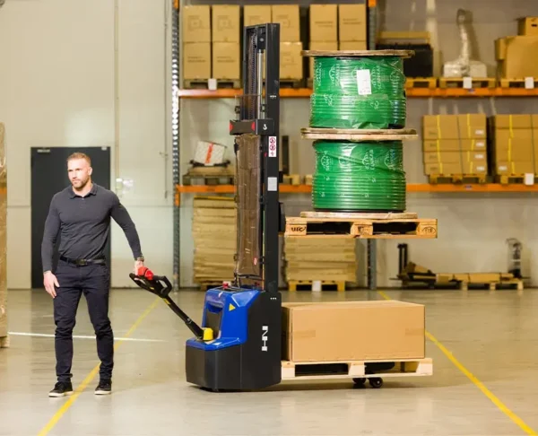 Elektrisk Selvkørende Stabler med Initialløft